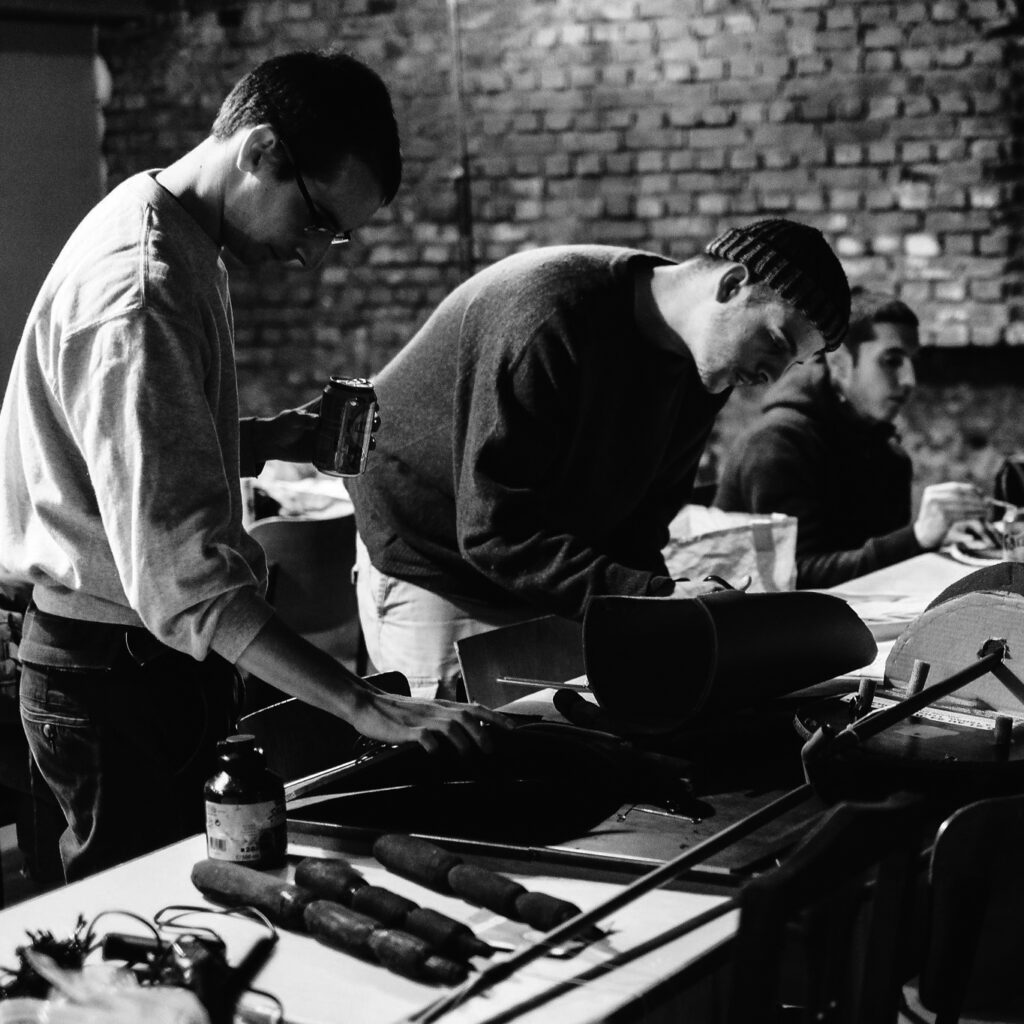 Atelier marionnette - carré - gris